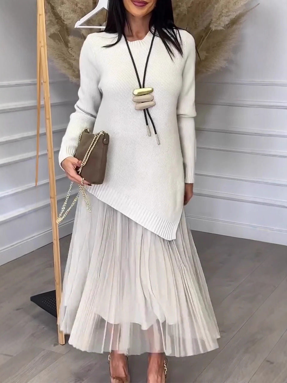 Ensemble Pull Asymétrique et Robe Plissée en Tulle