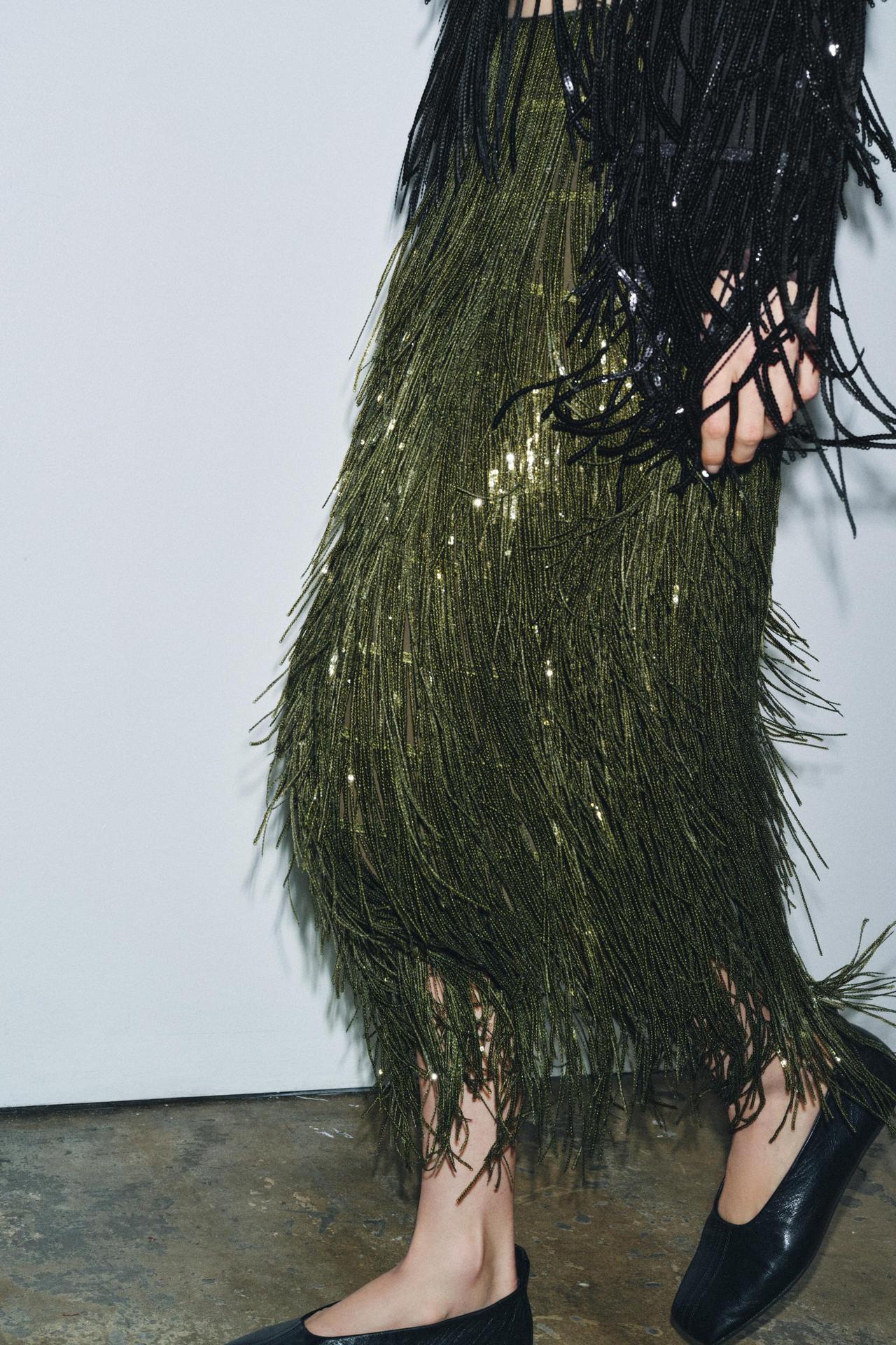 Ensemble Chemise à Plumes et Jupe à Pompons