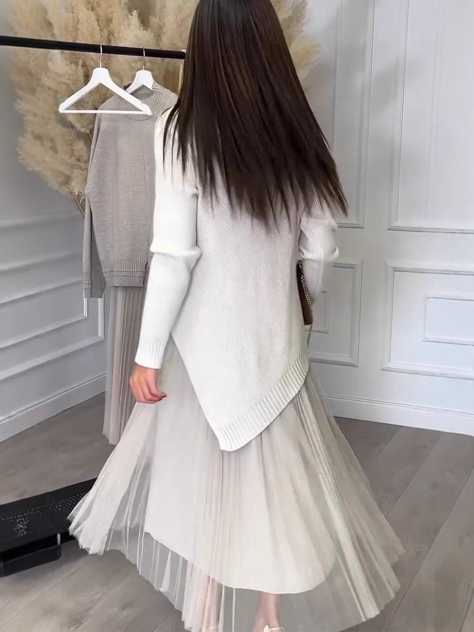 Ensemble Pull Asymétrique et Robe Plissée en Tulle