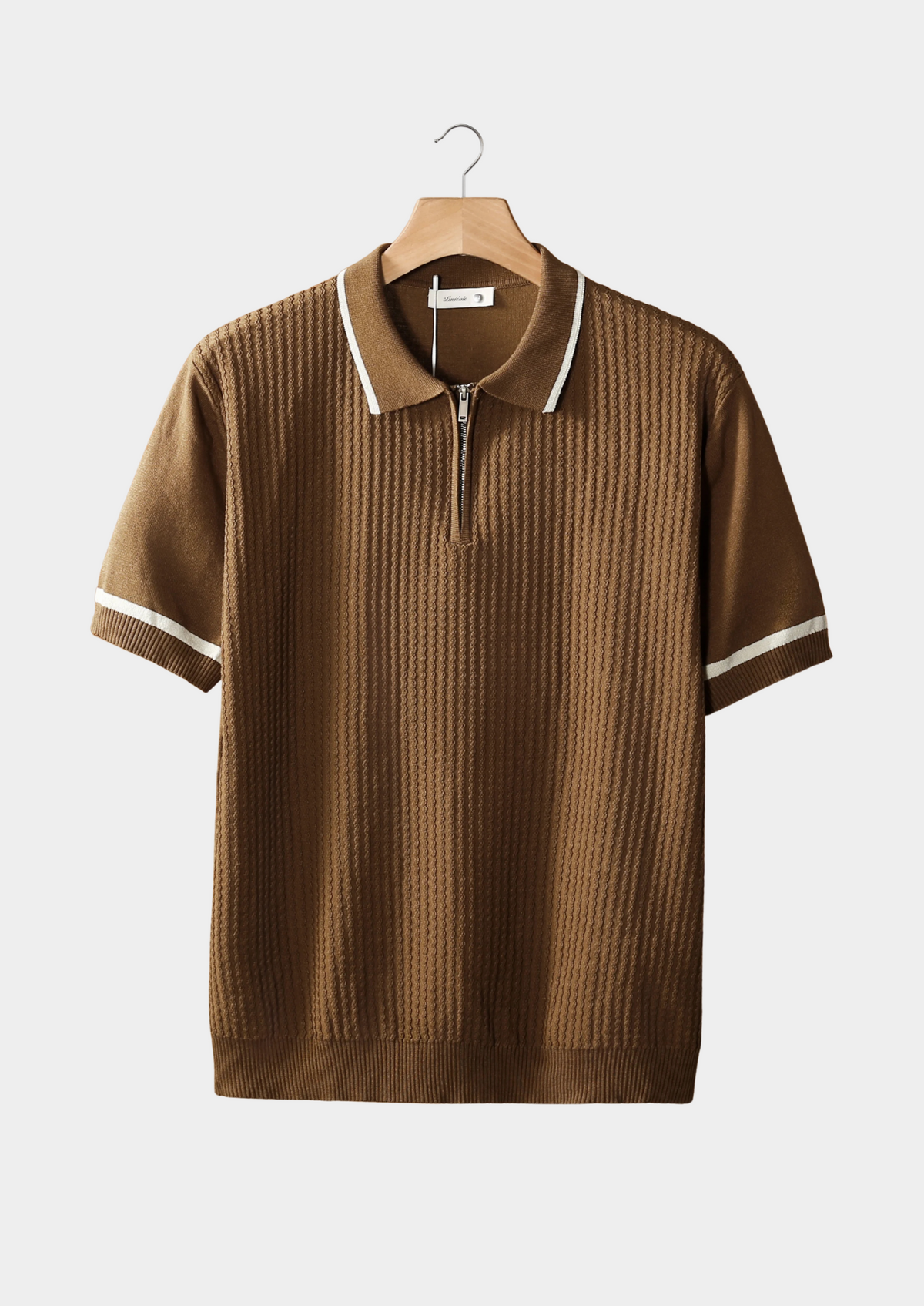 Polo zippé à liserés contrastés caramel