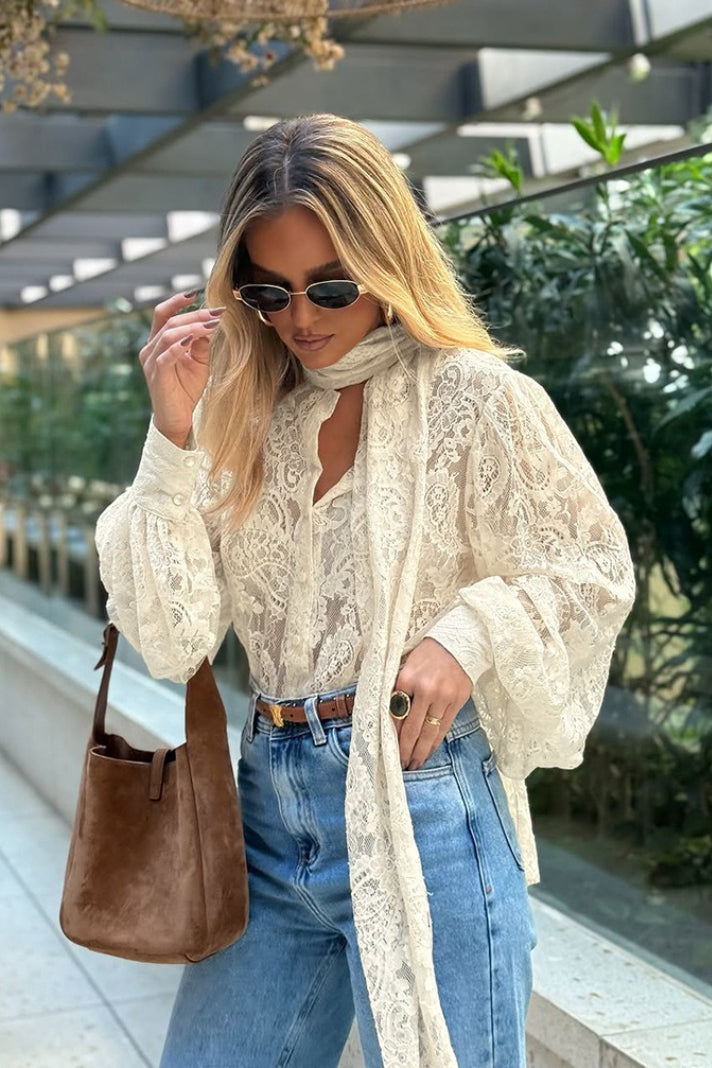 Blouse Dunja en dentelle transparente avec nœud
