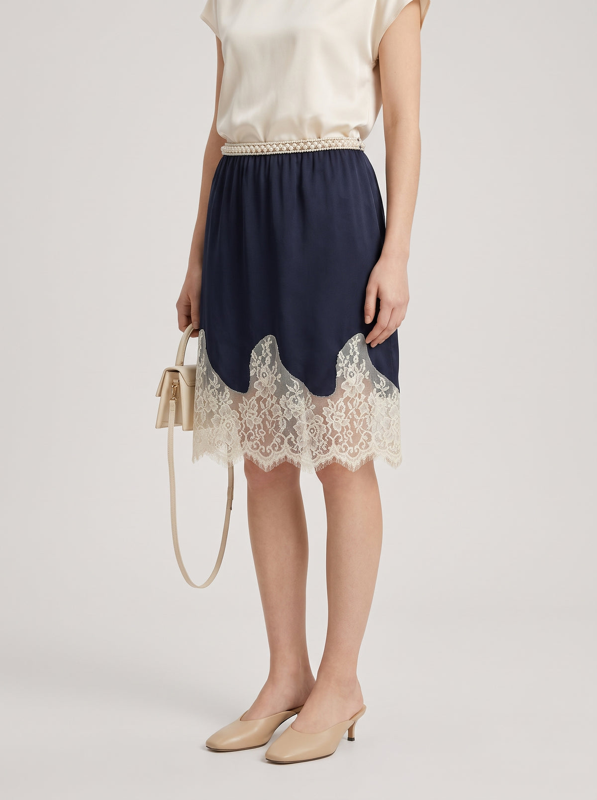 Mini-jupe Saskia en satin à patchwork de dentelle - Bleu profond