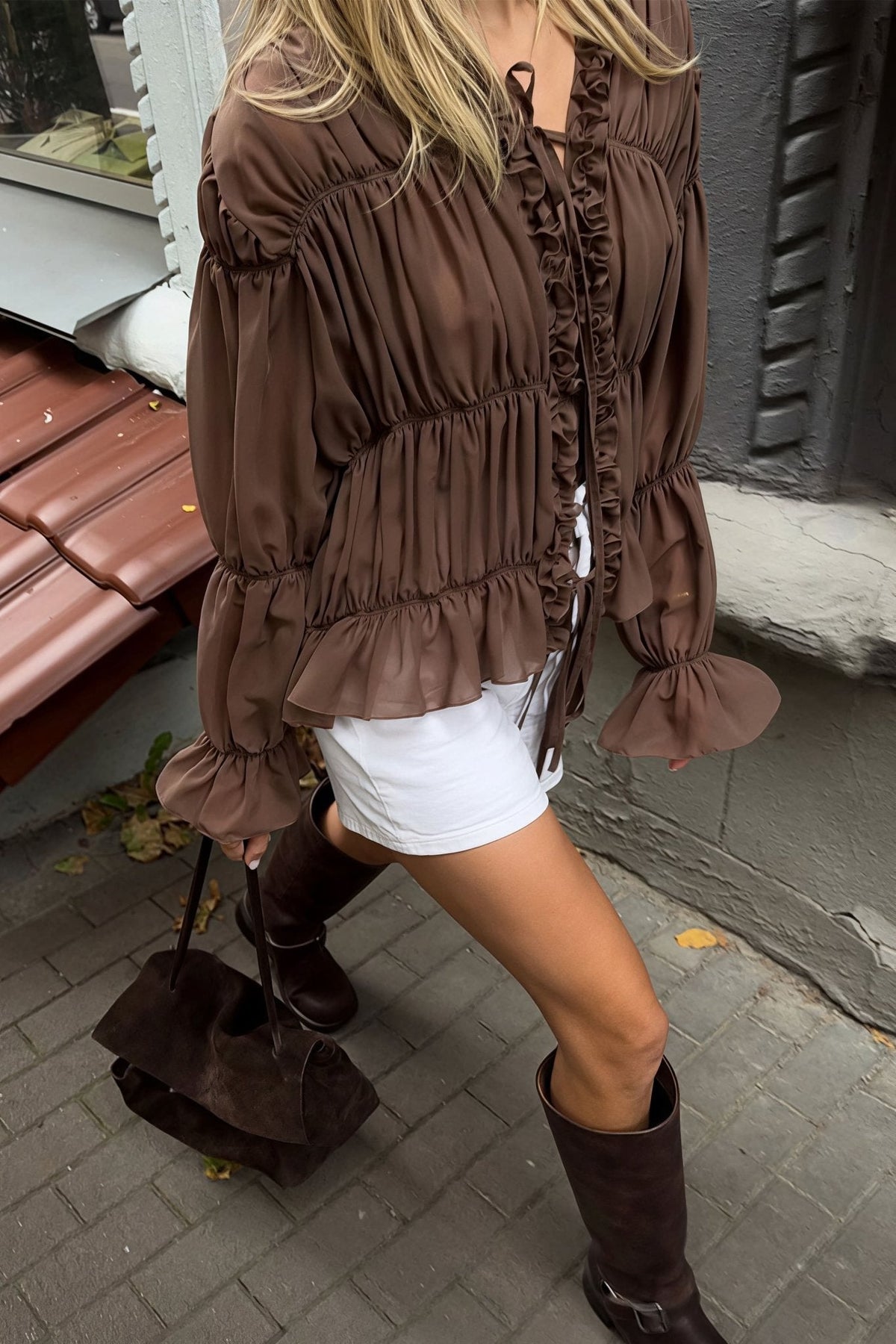 Blouse Carmen froncée à volants et à nœud