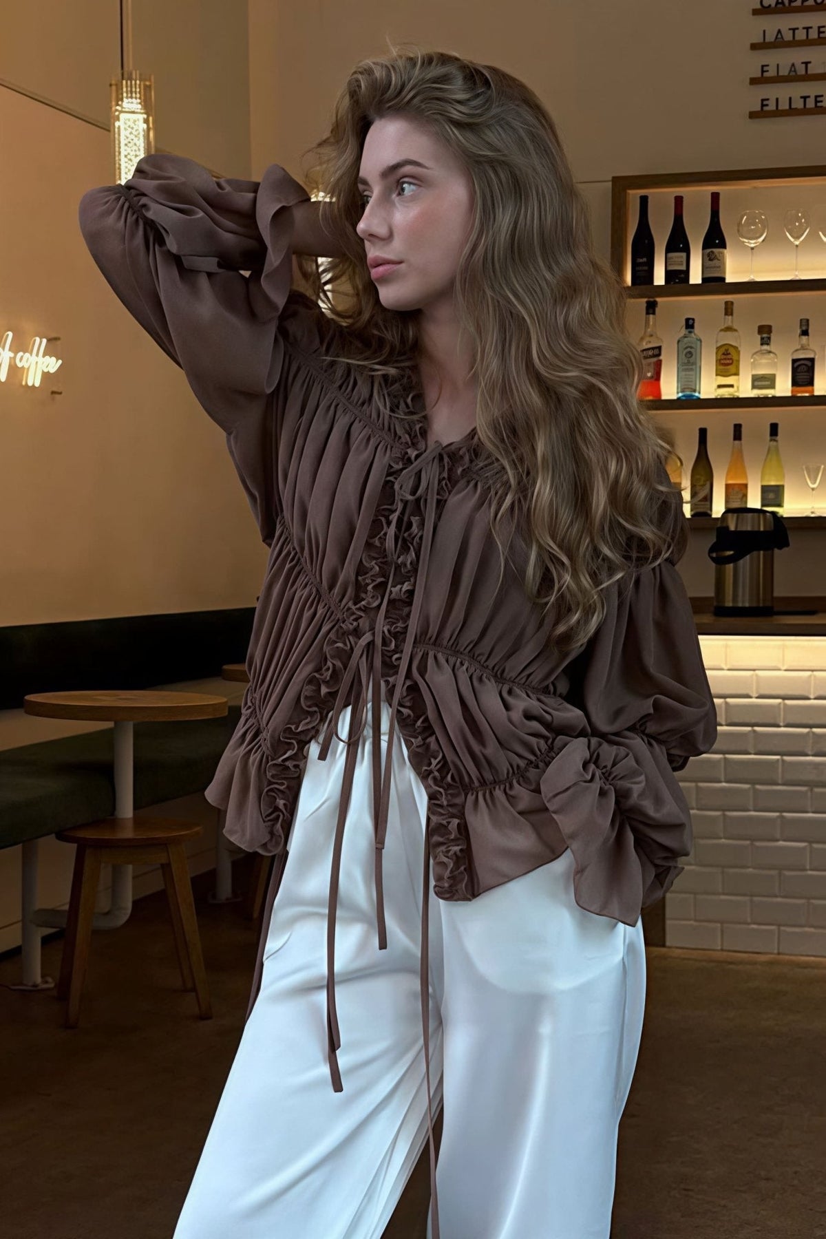 Blouse Carmen froncée à volants et à nœud