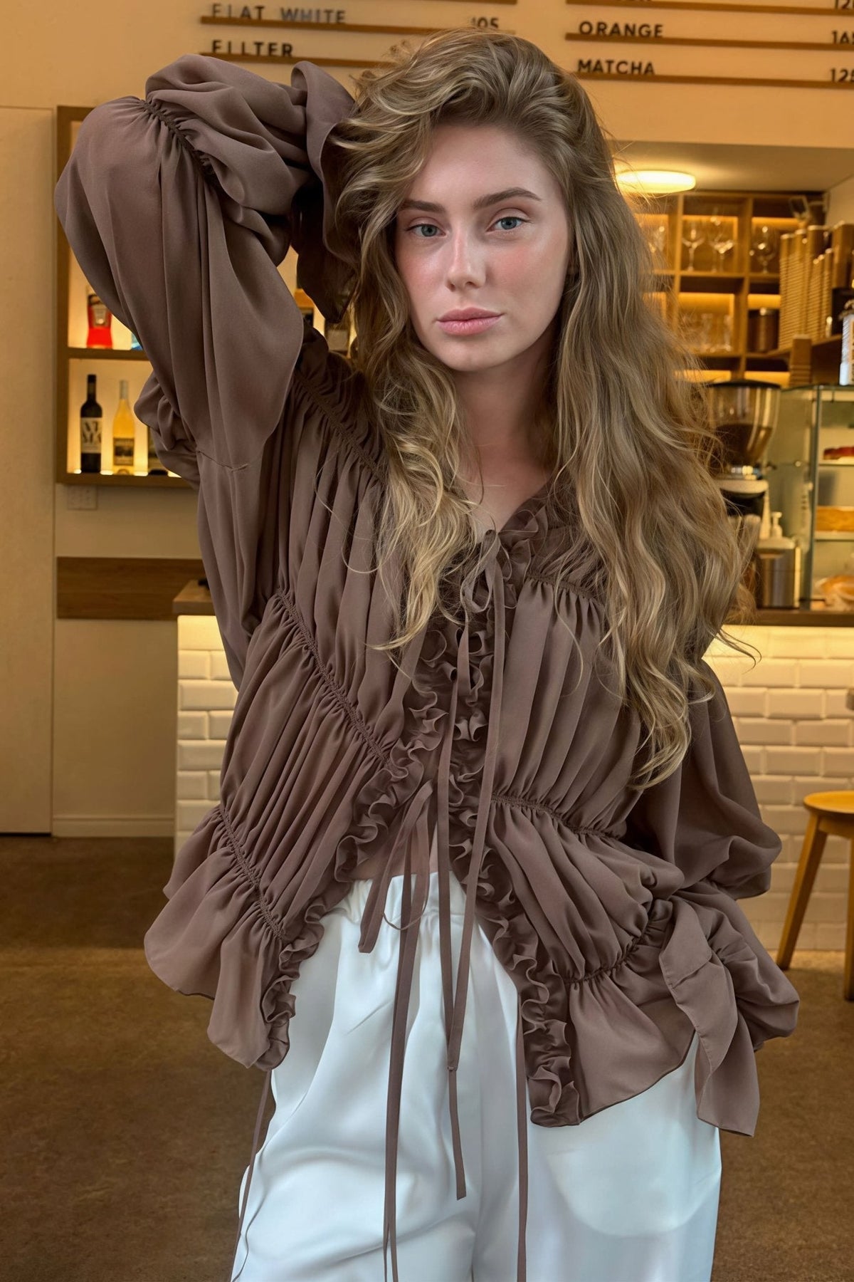 Blouse Carmen froncée à volants et à nœud