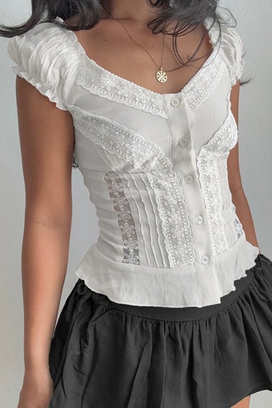 Blouse Hannah en dentelle boutonnée à manches bouffantes
