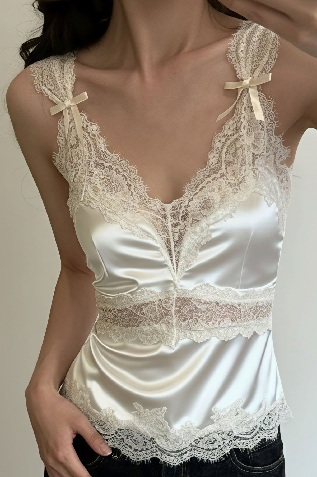 Blouse Julianne en satin et dentelle, sans manches, à encolure en V