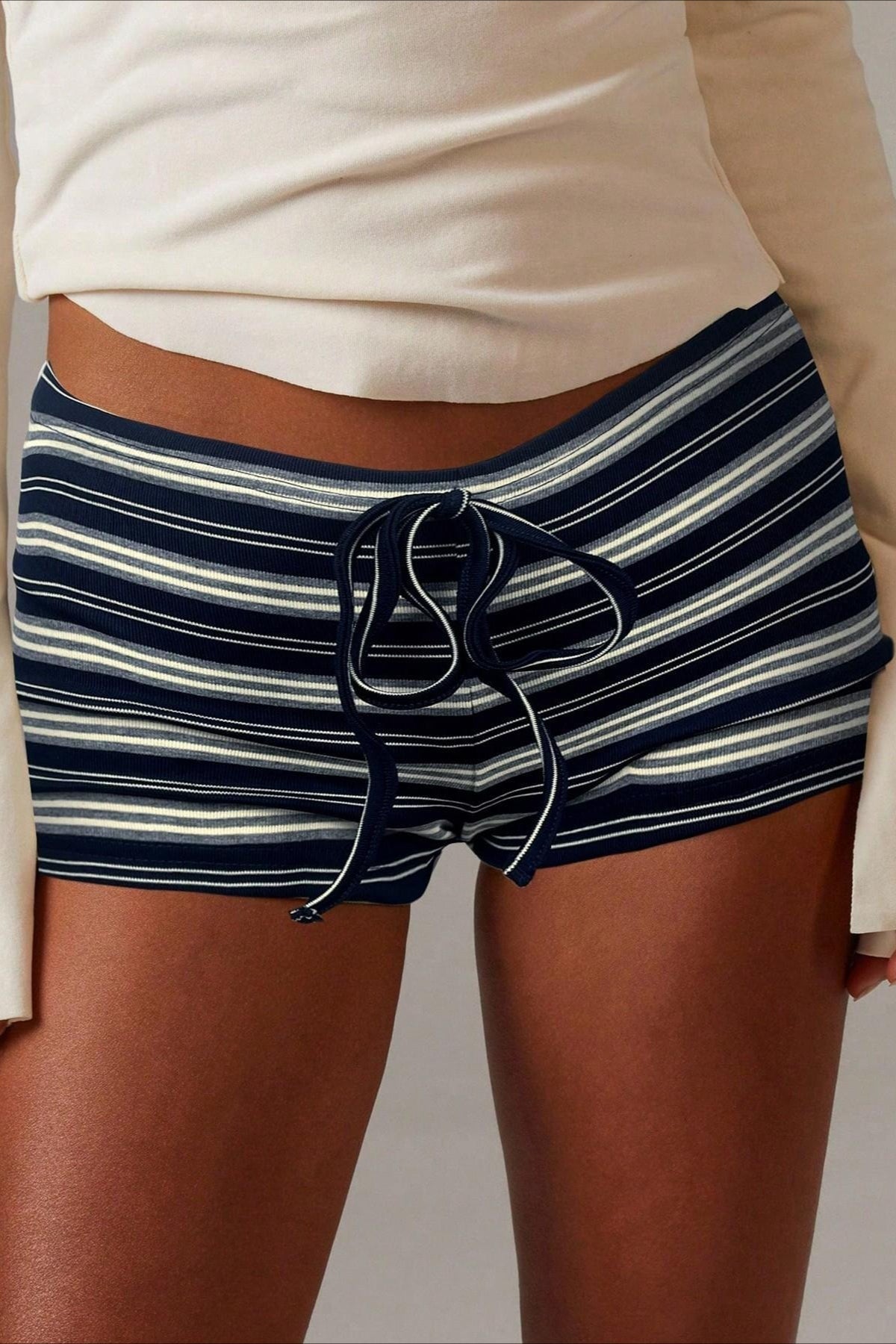 Short Malina rayé avec cordon et taille basse