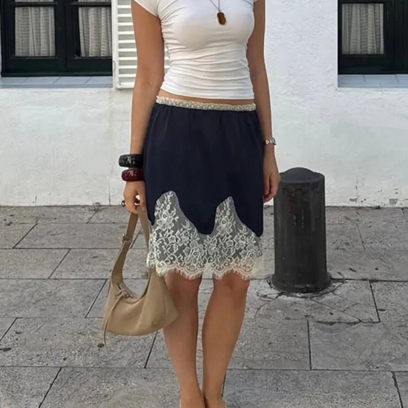 Mini-jupe Saskia en satin avec dentelle patchwork