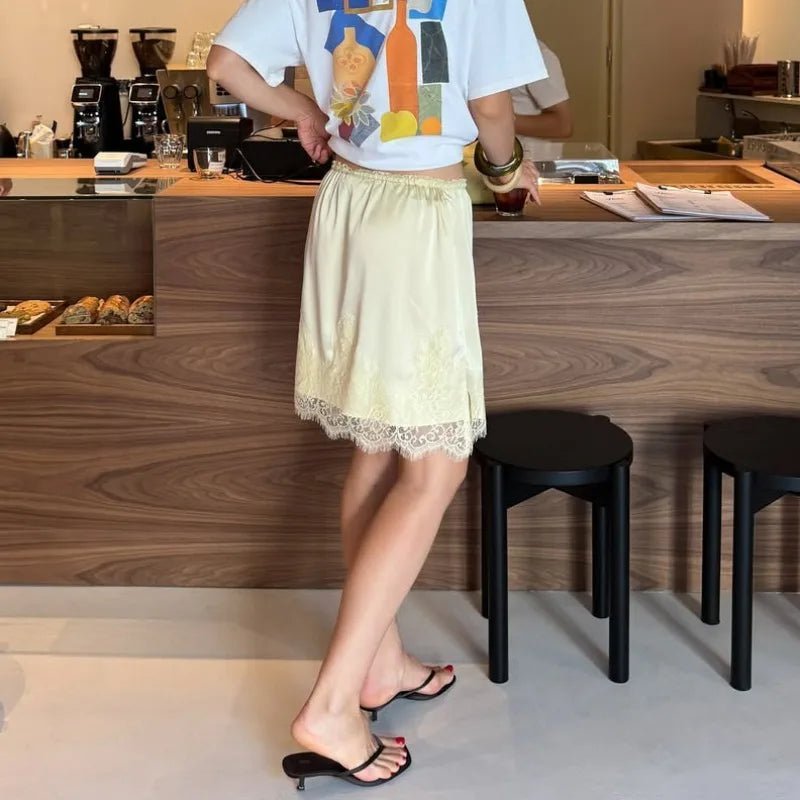 Mini-jupe Saskia en satin avec dentelle patchwork