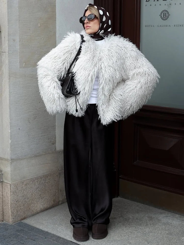 Manteau court Elsie en fausse fourrure duveteuse