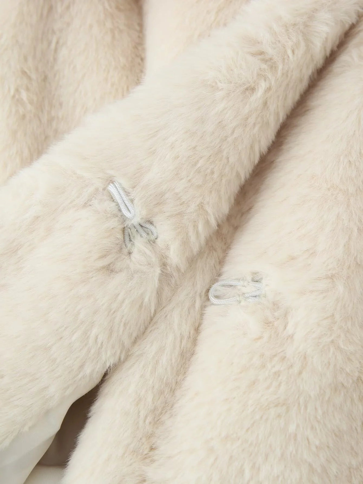Manteau Farrah en fausse fourrure avec ceinture