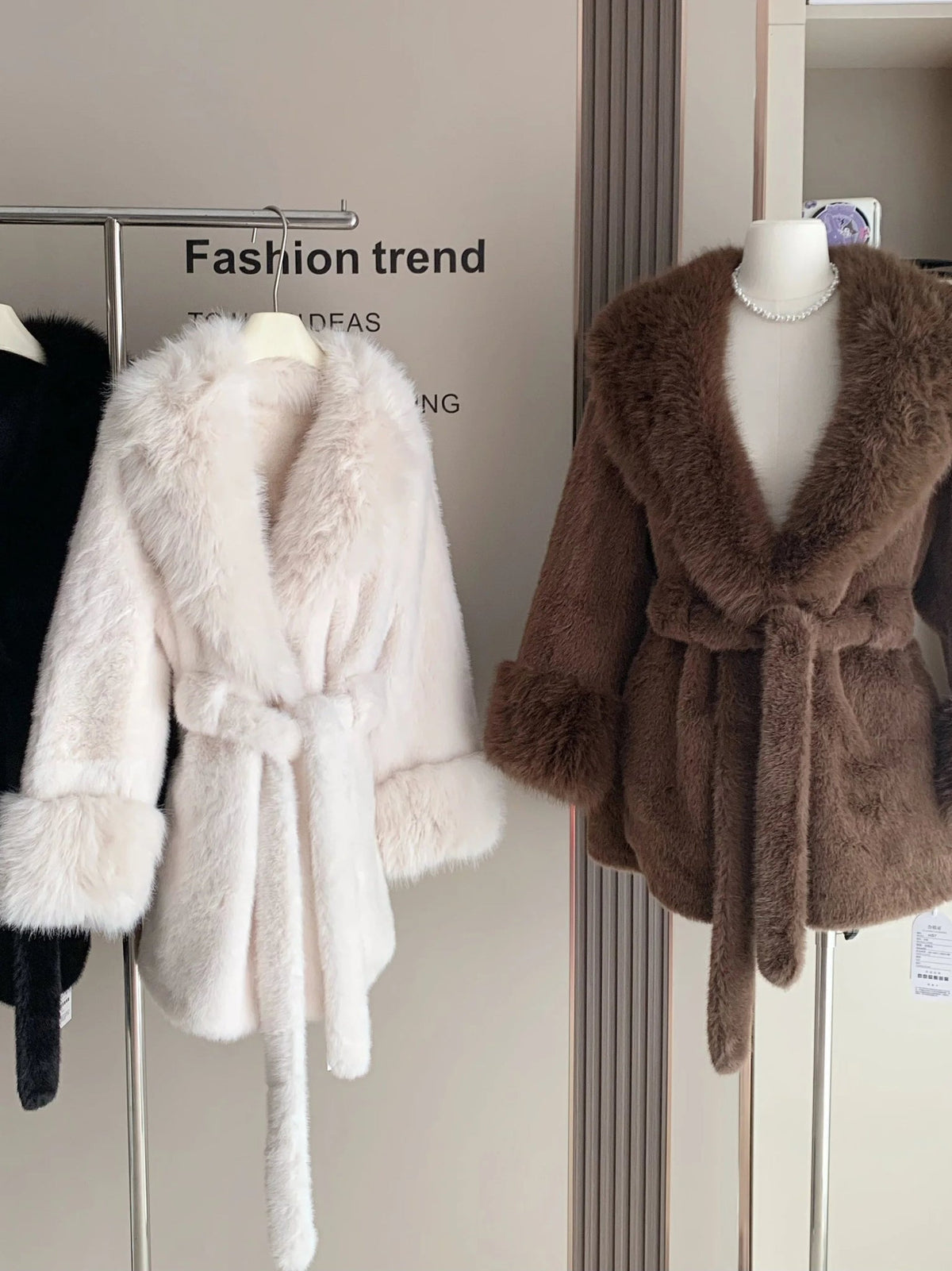 Manteau Jessa avec bordure en fausse fourrure