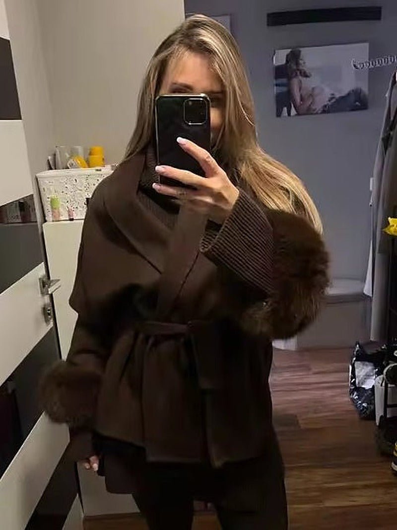 Manteau en laine avec poignets en fourrure de renard
