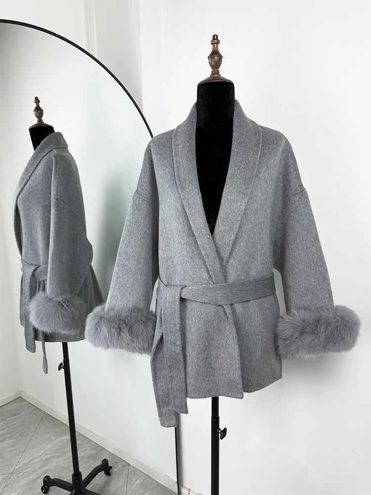 Manteau en laine avec poignets en fourrure de renard