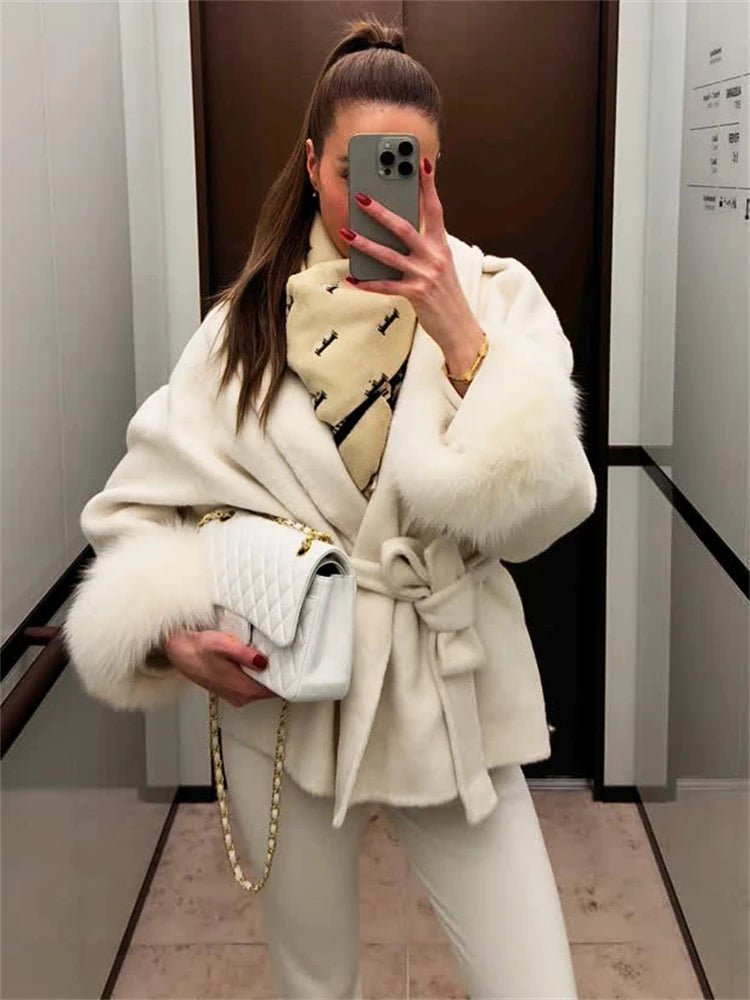 Manteau en laine avec poignets en fourrure de renard