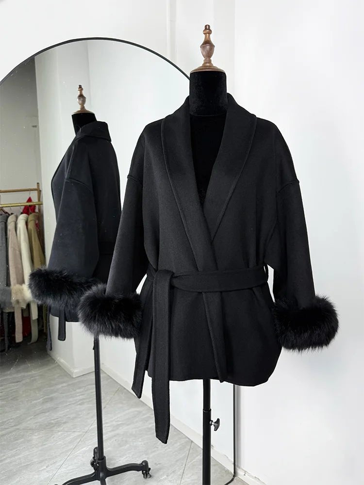 Manteau en laine avec poignets en fourrure de renard