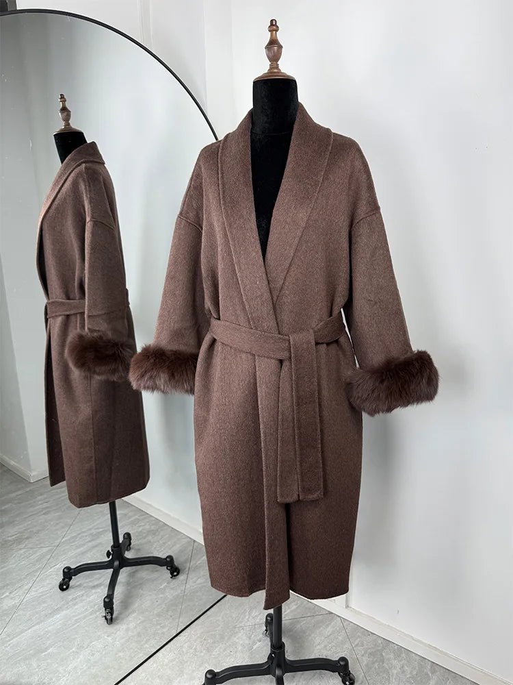 Manteau en laine avec poignets en fourrure de renard