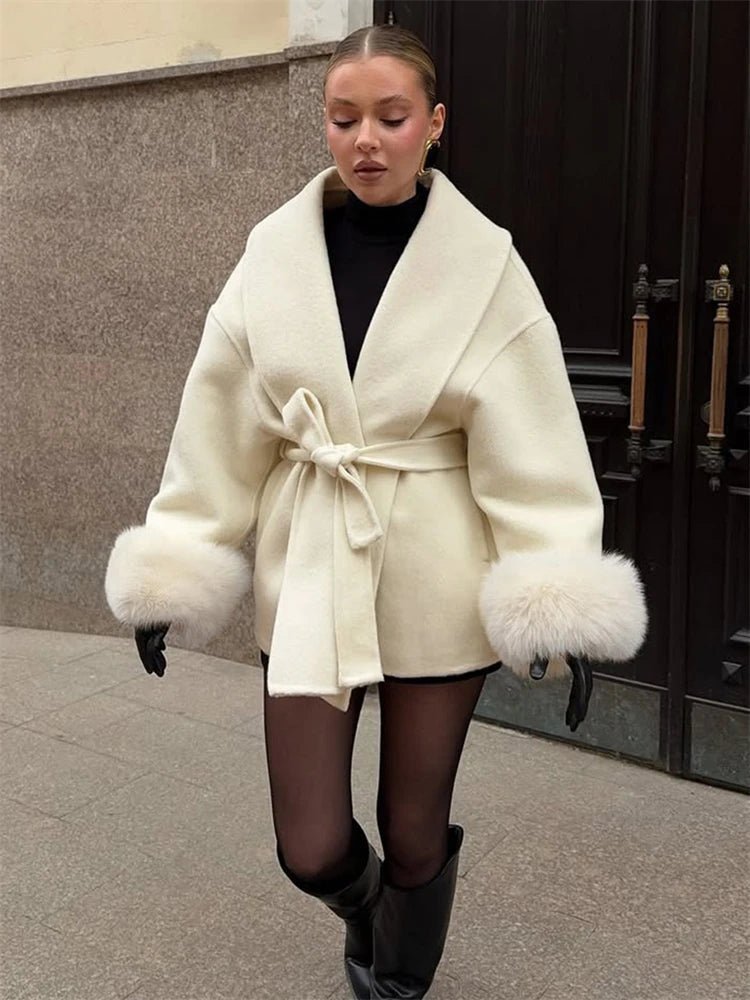 Manteau en laine avec poignets en fourrure de renard