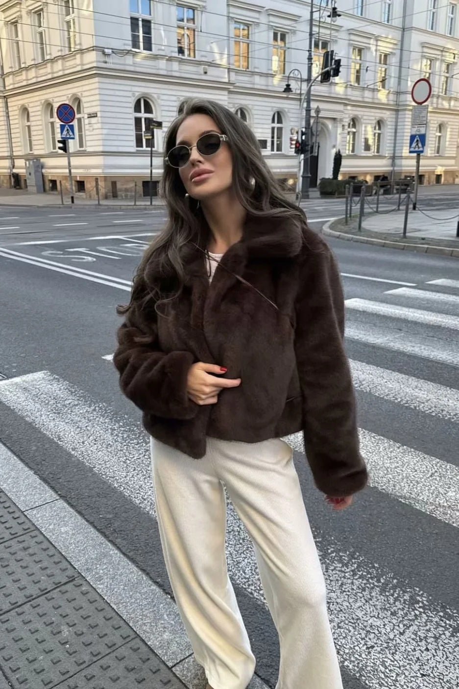 Manteau court Abby avec col en fausse fourrure