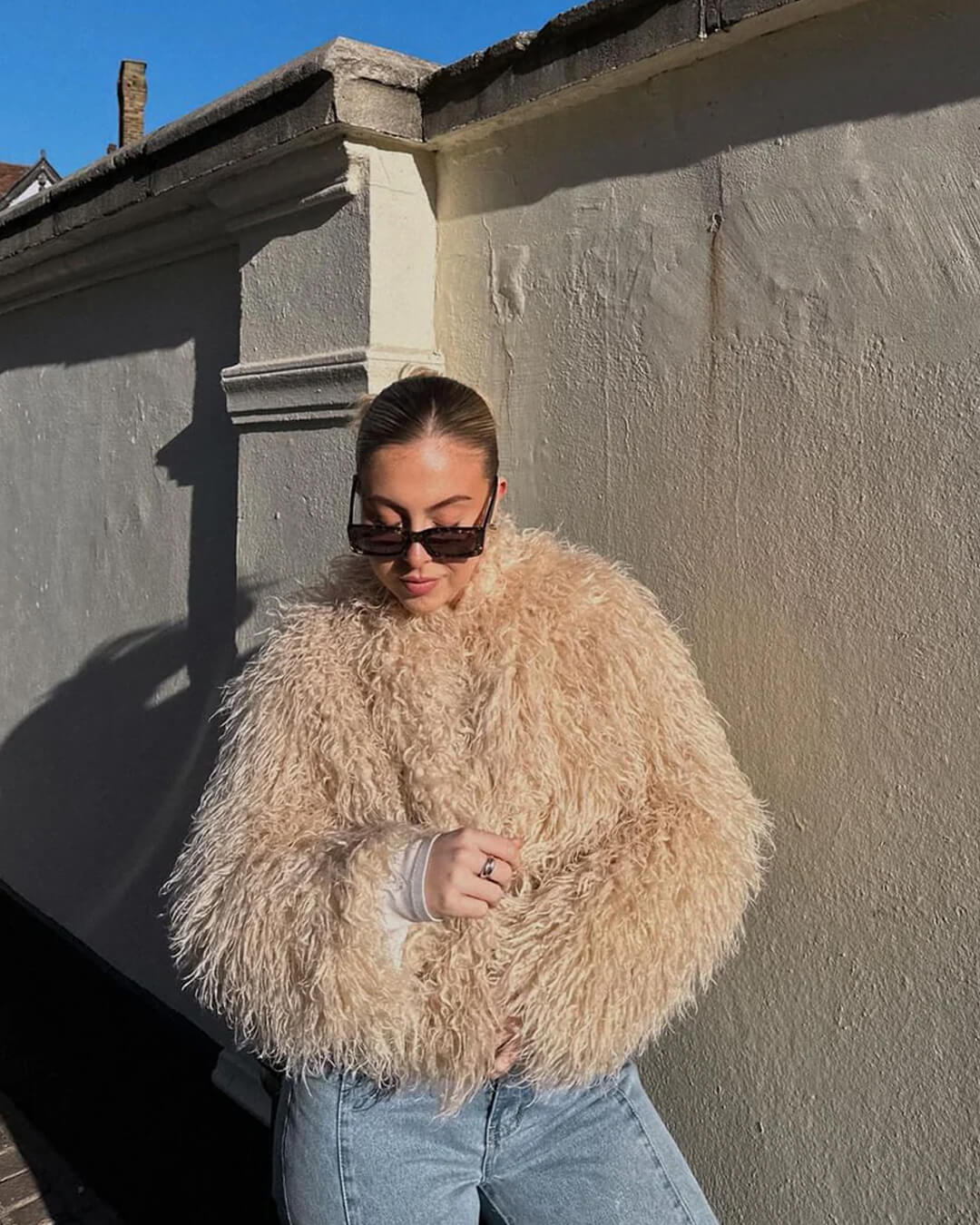 Manteau court Elsie en fausse fourrure duveteuse