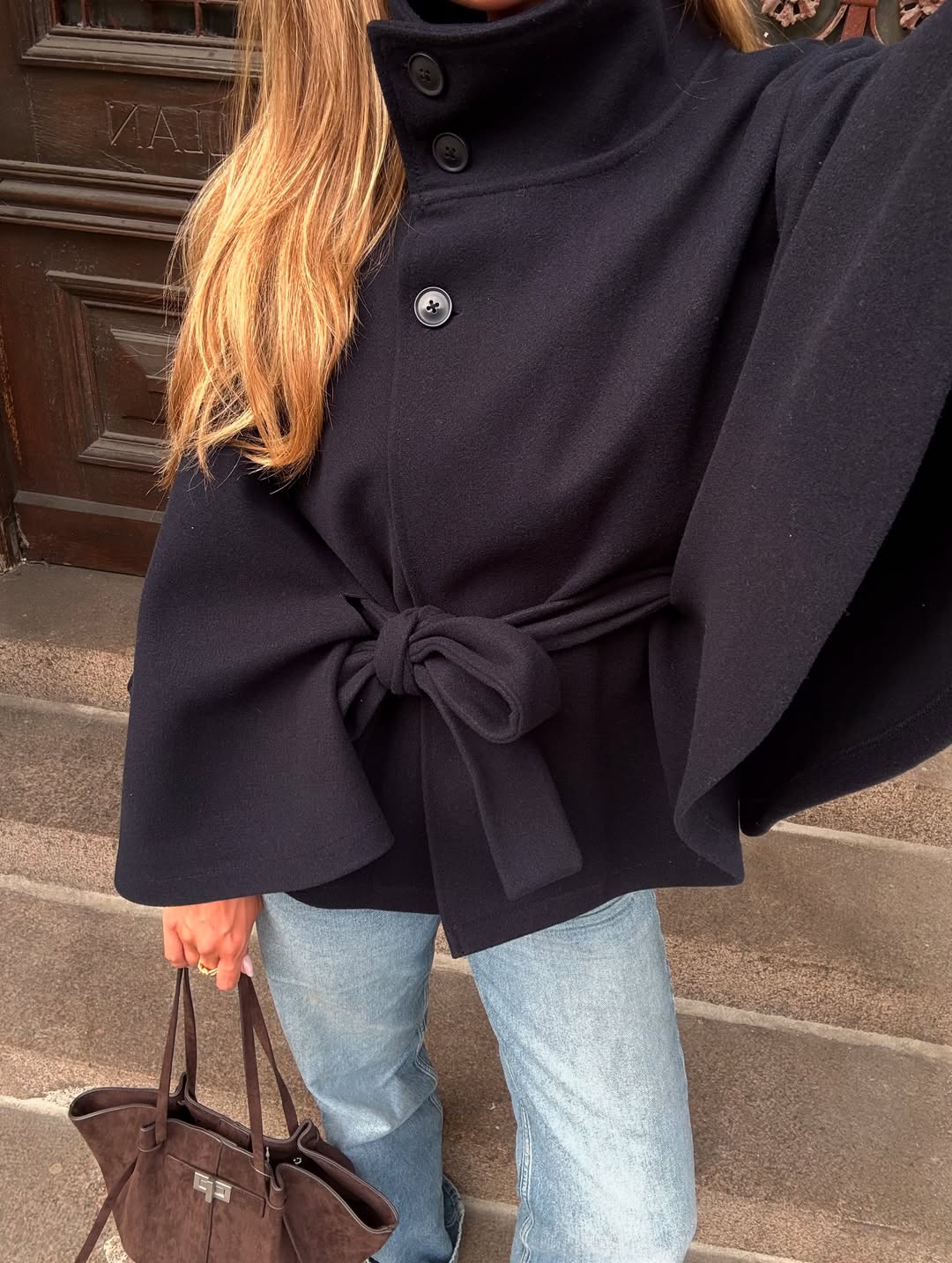 Veste cape élégante à col montant avec ceinture Arianne