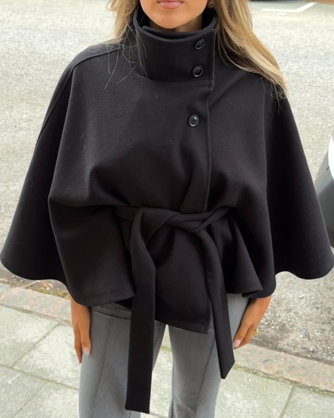 Veste cape élégante à col montant avec ceinture Arianne