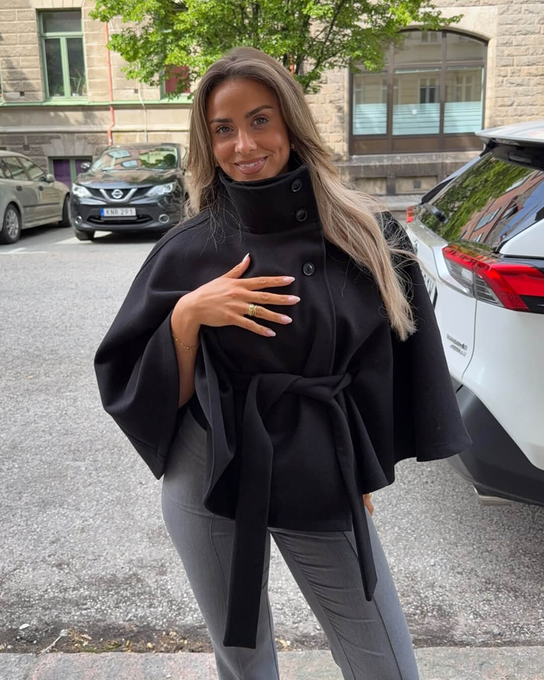 Veste cape élégante à col montant avec ceinture Arianne