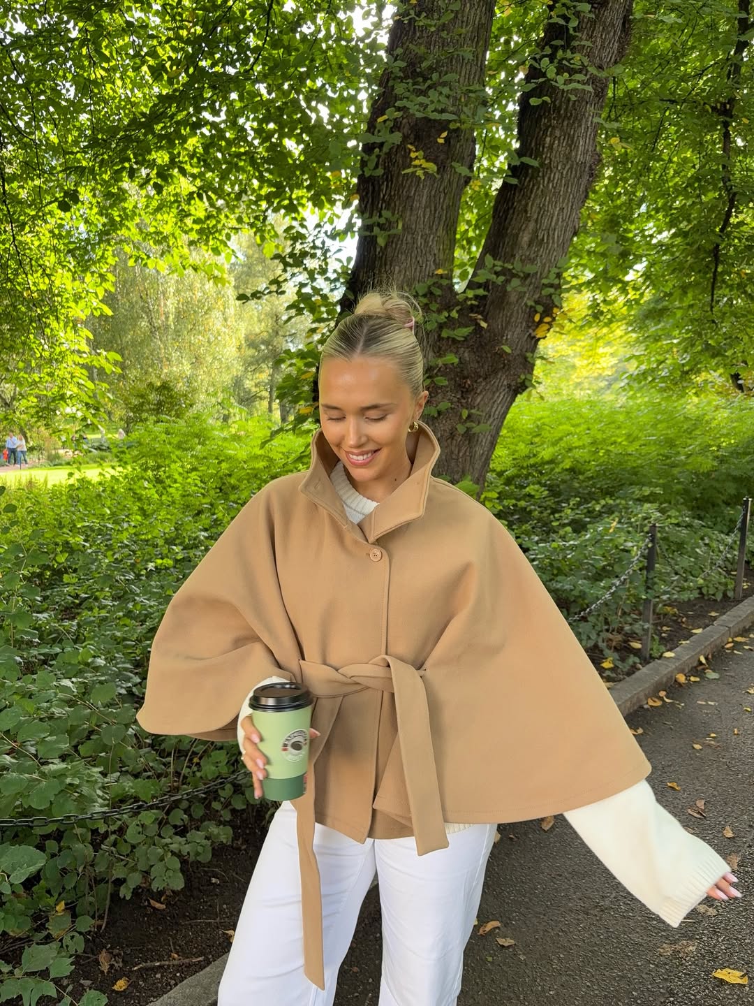 Veste cape élégante à col montant avec ceinture Arianne