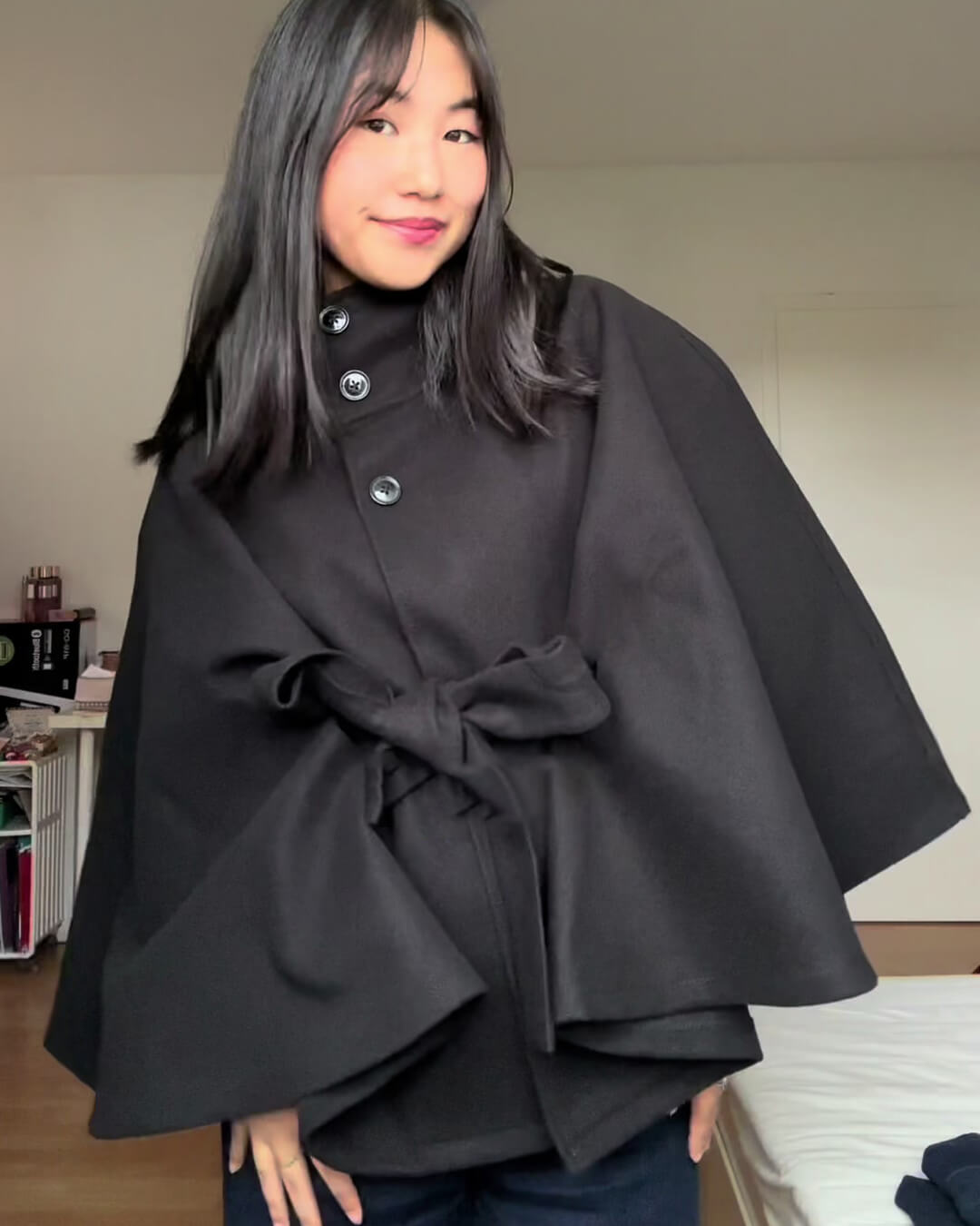 Veste cape élégante à col montant avec ceinture Arianne