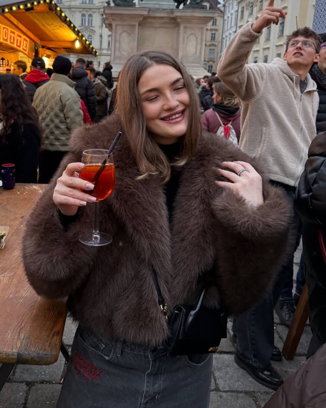 Manteau court Ivy à capuche en fausse fourrure