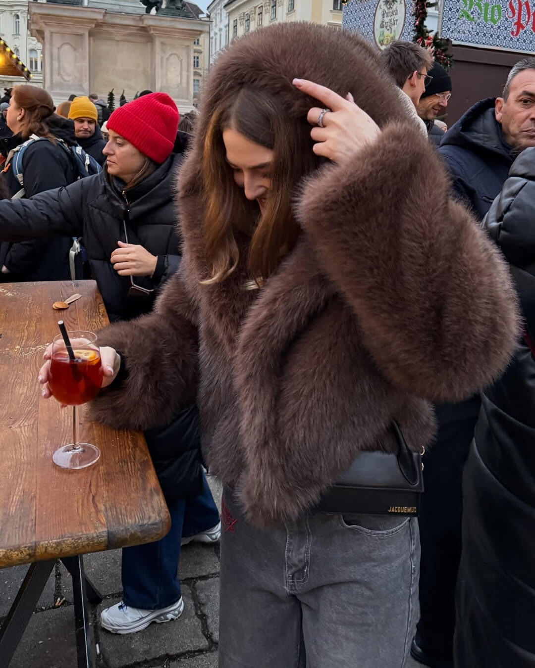 Manteau court Ivy à capuche en fausse fourrure