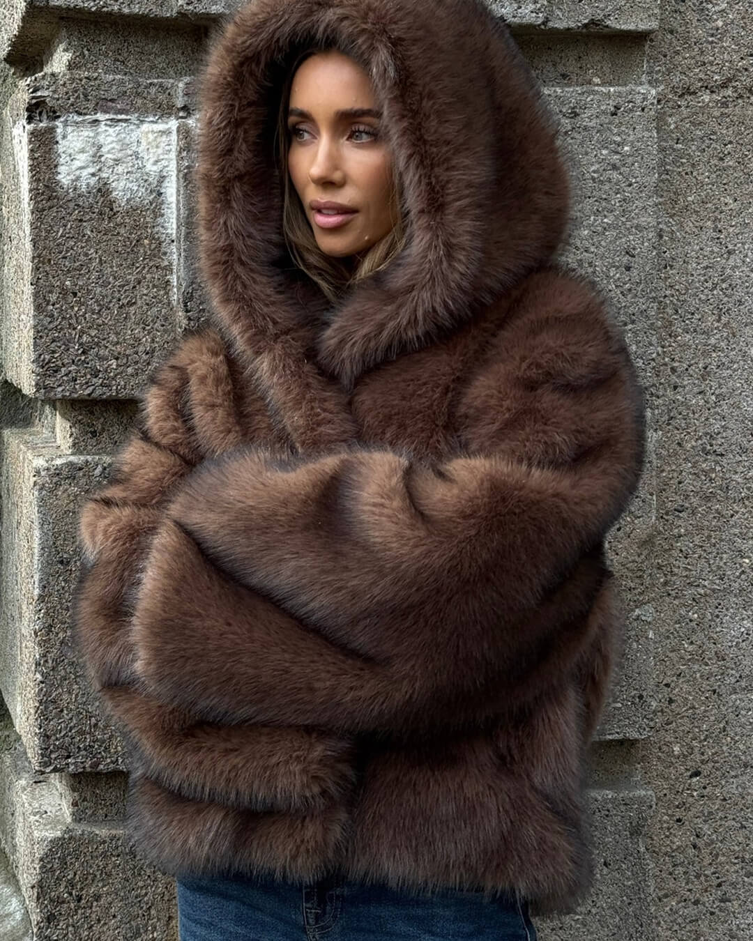 Manteau court Ivy à capuche en fausse fourrure