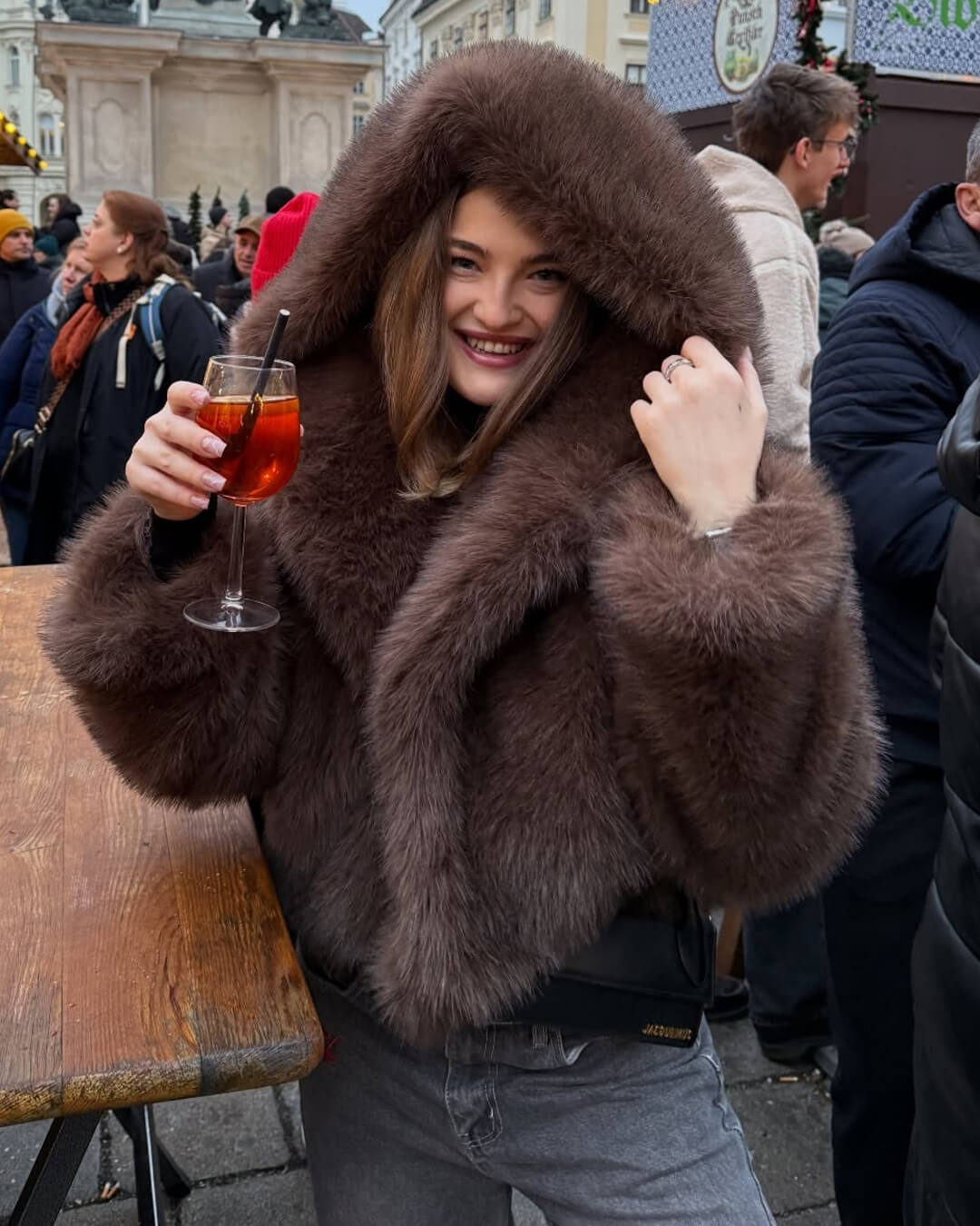 Manteau court Ivy à capuche en fausse fourrure