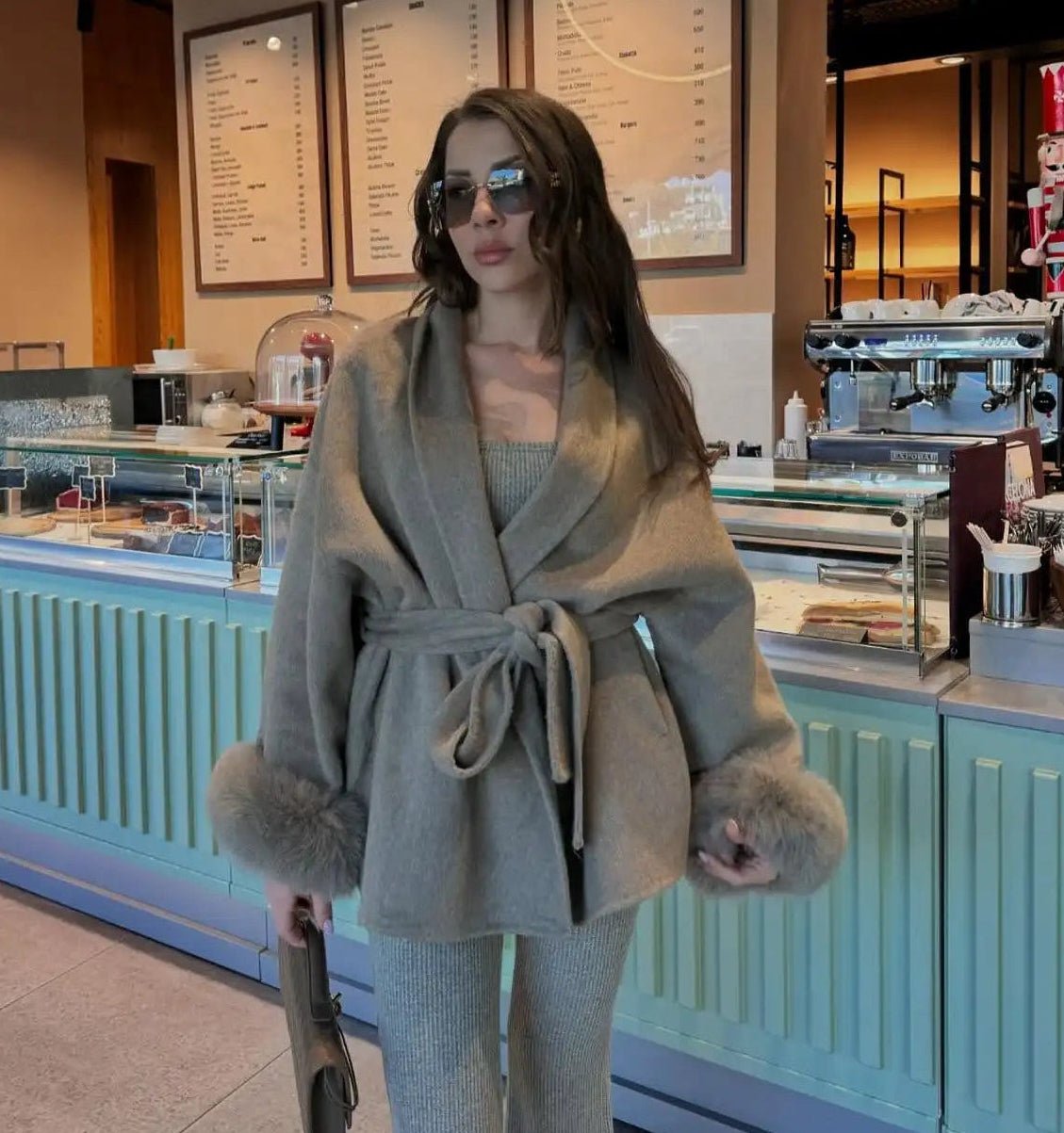 Manteau en laine avec poignets en fourrure de renard