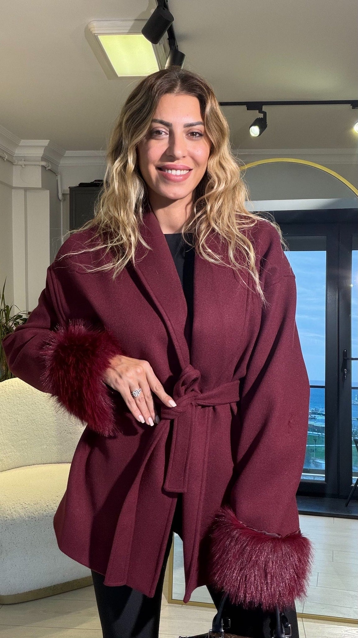 Manteau en laine avec poignets en fourrure de renard