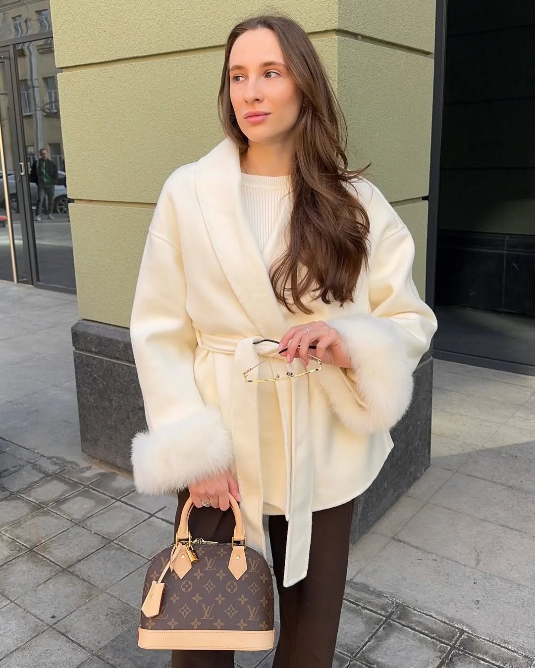 Manteau en laine avec poignets en fourrure de renard