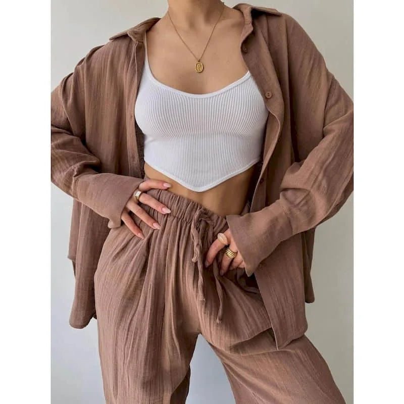 Ensemble français composé d’une chemise à revers à manches longues et d’un pantalon