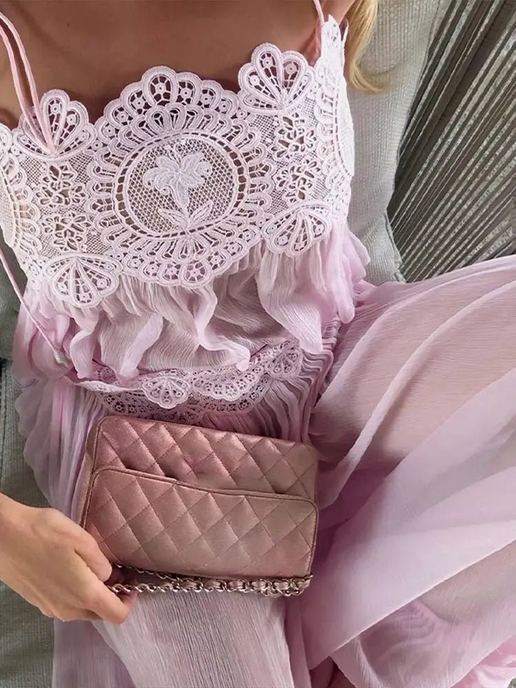 Ensemble Sophia fleuri composé d’un crop top à volants en dentelle et d’un pantalon