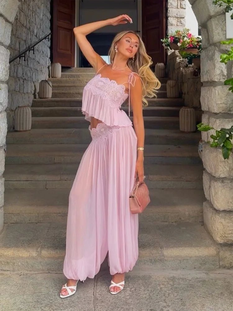 Ensemble Sophia fleuri composé d’un crop top à volants en dentelle et d’un pantalon