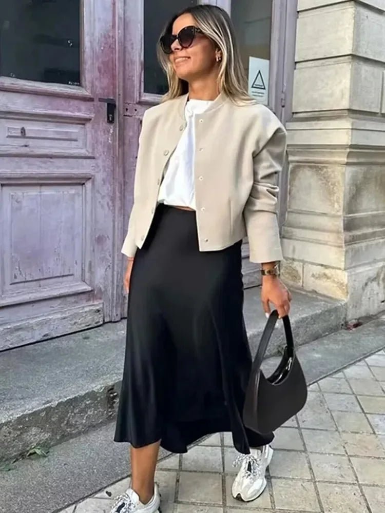 Anais jupe midi en satin noir taille haute