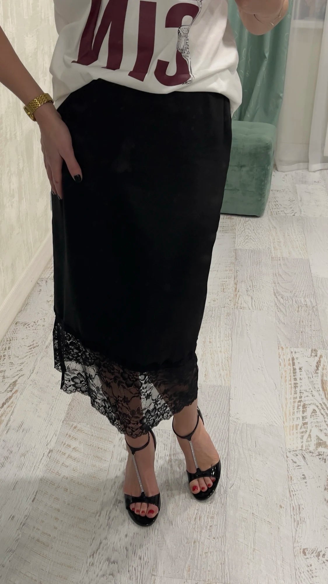 Jupe longue en satin avec dentelle et fente Cheska
