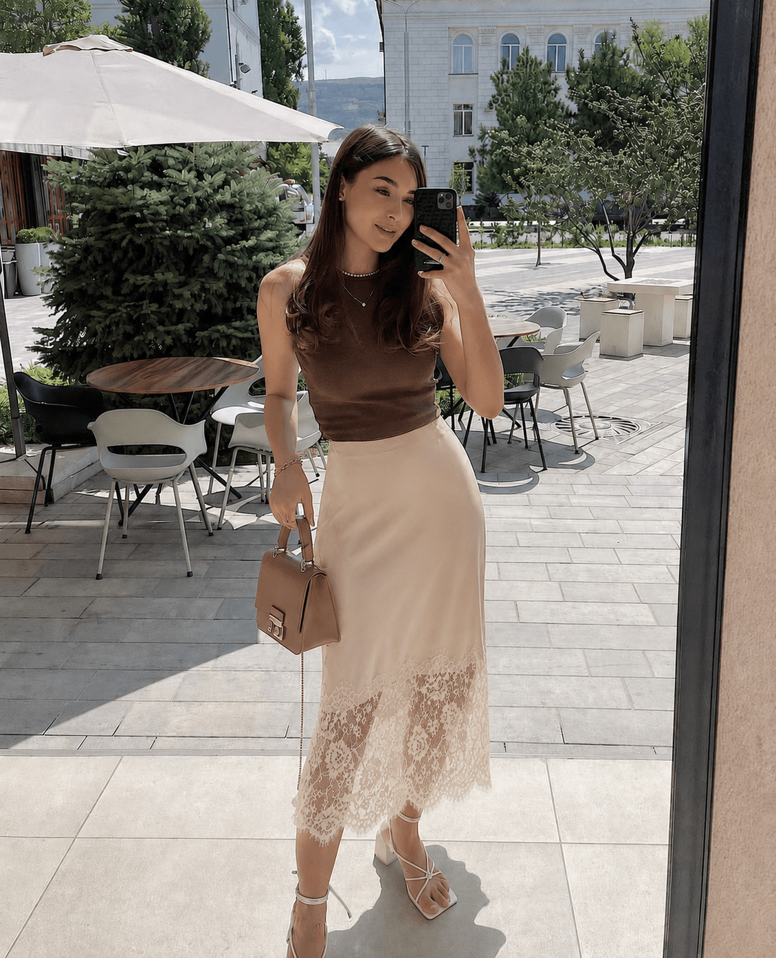 Jupe longue en satin avec dentelle et fente Cheska