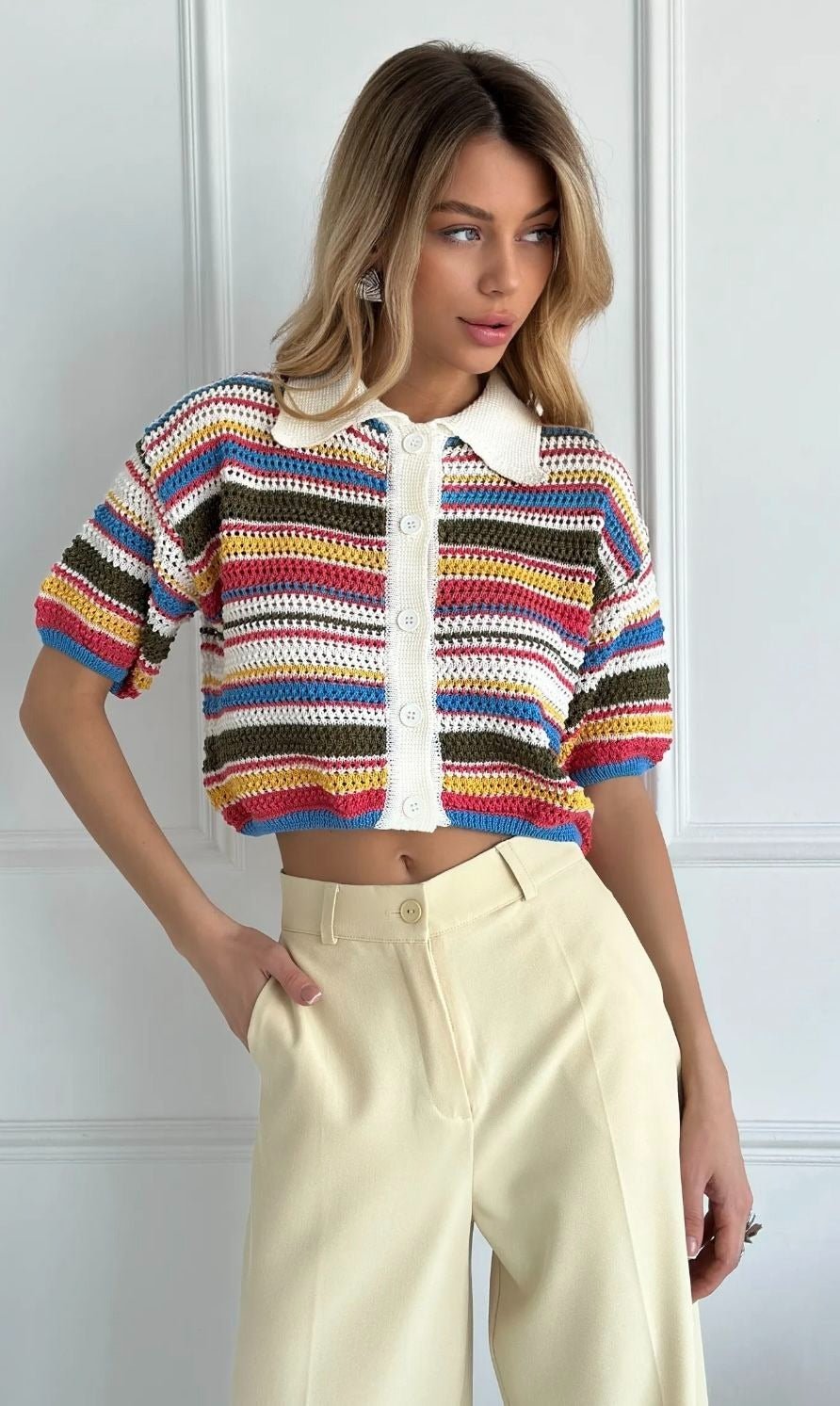 Ensemble Jasmin composé d’un pull court en crochet et d’un short