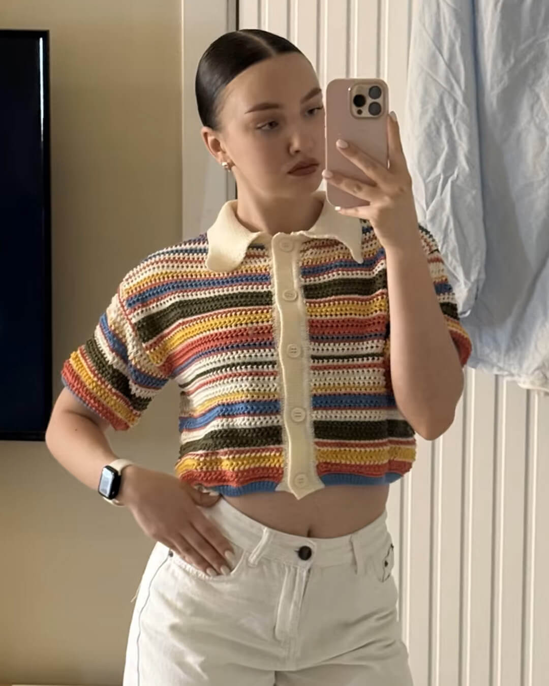 Ensemble Jasmin composé d’un pull court en crochet et d’un short