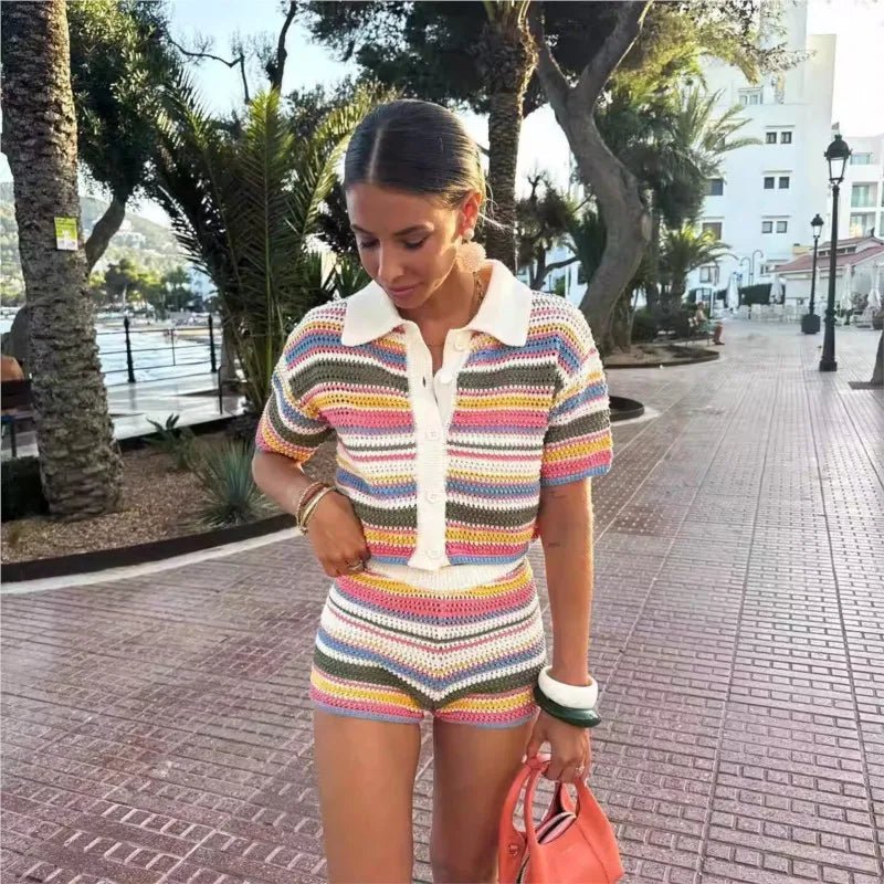 Ensemble Jasmin composé d’un pull court en crochet et d’un short