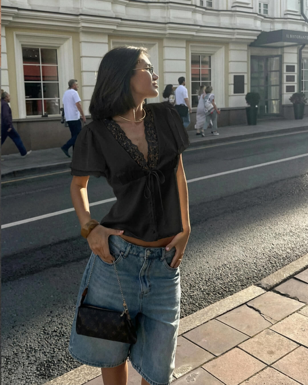 Blouse en dentelle à manches courtes avec col en V et rosettes