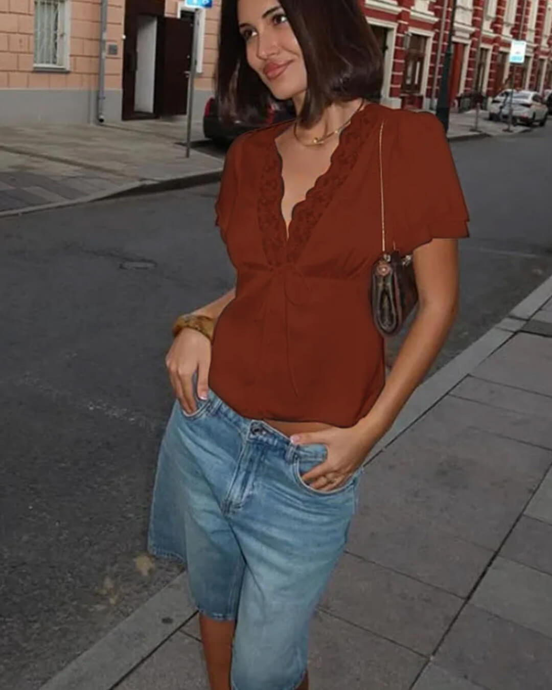 Blouse en dentelle à manches courtes avec col en V et rosettes