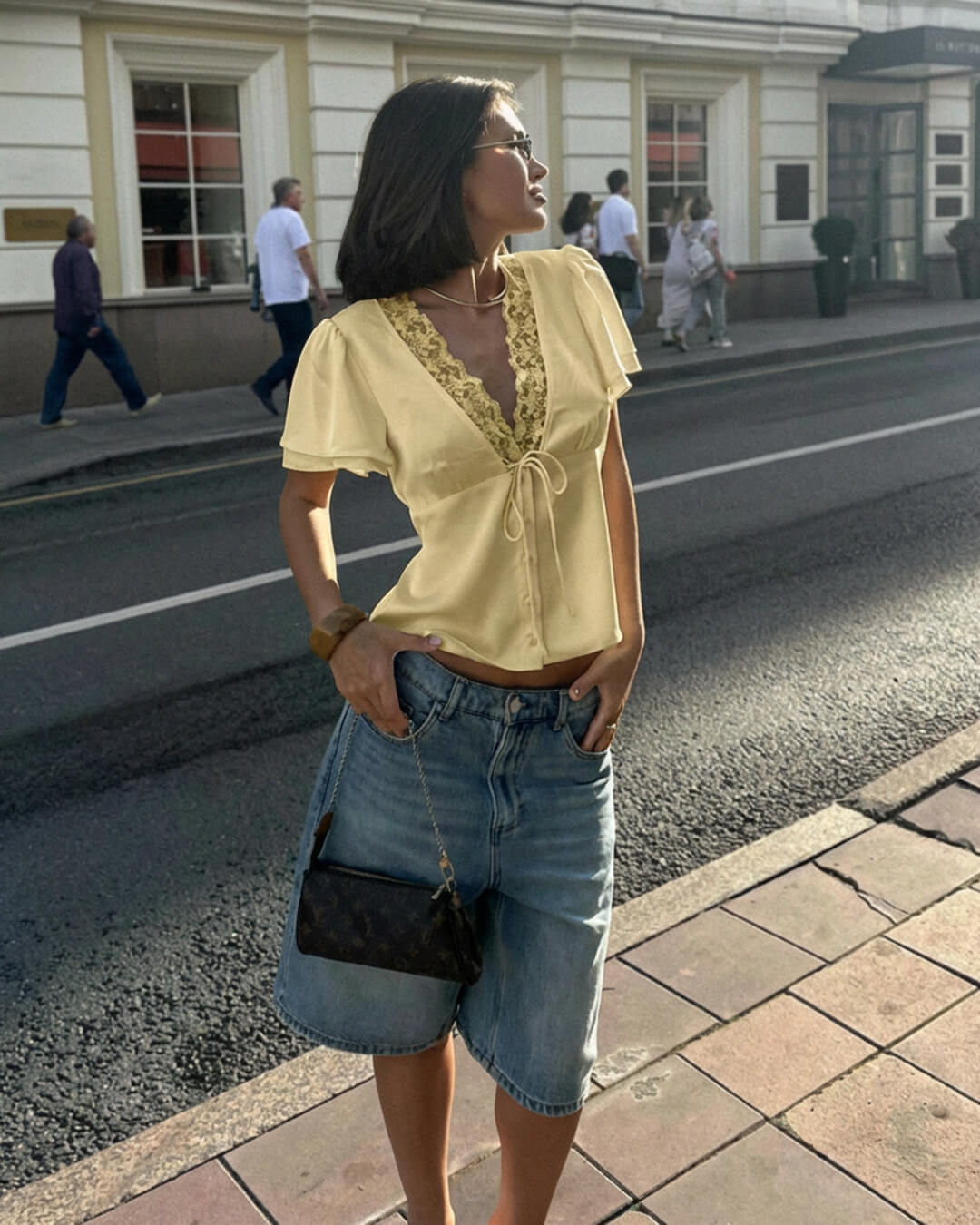 Blouse en dentelle à manches courtes avec col en V et rosettes