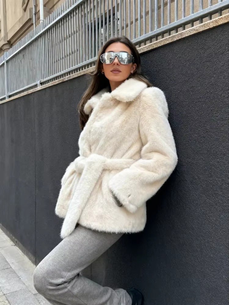 Manteau Aellinne en fausse fourrure avec ceinture